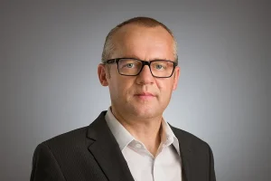 Ustanavljanje javne Univerze v Novem mestu je doseglo nov pomemben mejnik. Imenovan je bil vršilec dolžnosti rektorja, ki bo vodil nadaljnje korake pri vzpostavitvi in začetku delovanja nove javne univerze. To funkcijo je z današnjim dnem prevzel prof. dr. Janez Povh. Imenovanje predstavlja pomemben korak na poti k formalni ustanovitvi univerze ter začetku njenega delovanja. Naloga vršilca dolžnosti rektorja je predvsem organizacija začetnih postopkov, povezanih z vzpostavitvijo univerze, vpisom v sodni register ter oblikovanjem organov univerze. Do izvolitve prvega rektorja vodi, predstavlja in zastopa univerzo ter opravi vsa potrebna dejanja za začetek njenega delovanja. Na Fakulteti za informacijske študije v Novem mestu imenovanje vršilca dolžnosti rektorja pozdravljamo in se veselimo nadaljnjega sodelovanja z vodstvom univerze ter skupnega soustvarjanja sodobnega akademskega prostora, ki bo temeljil na kakovostnem izobraževanju, raziskovalni odličnosti in povezovanju z okoljem. Prepričani smo, da bo javna Univerza v Novem mestu pomembno prispevala k razvoju regije ter krepitvi znanja, inovacij in sodelovanja v širšem slovenskem prostoru.